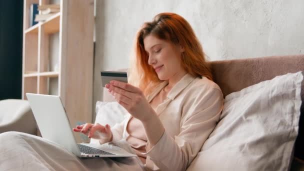 Glad Kvinnlig Kortinnehavare Med Kreditkort Bankbetalning Med Laptop Liggande Sängen — Stockvideo