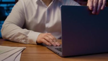 Kapat erkek ofis çalışanı açık dizüstü bilgisayar işine başla mutlu Asyalı Koreli iş adamını gece iş yerinde kameraya gülümseyen yetişkin, kaygısız Çinli yönetici işveren gülümse