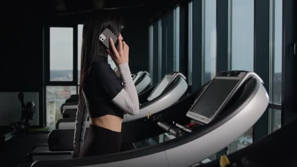 Idrottskvinna Löpare Sportkläder Prata Mobiltelefon Gym Passform Lat Idrottskvinna Långsamt — Stockvideo