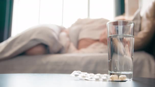 Vaso Agua Pastillas Medicamentos Remedio Tableta Mesa Dormitorio Mujer Enferma — Vídeo de stock