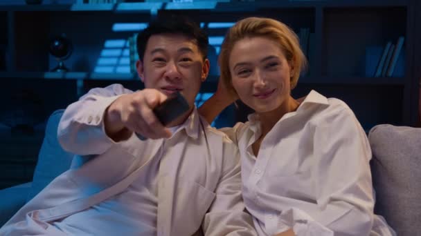Multiraciaal Paar Aziatische Man Blanke Vrouw Familie Divers Vriendin Vriend — Stockvideo