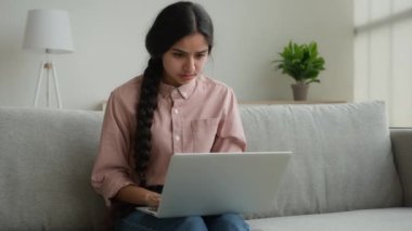 Stresli Arap kadın iş kadını kötü haber okuyan serbest çalışan laptop 'a bakan öğrenci, evde üzgün bir kız ile kaza hatası sorununu birbirine karıştırıyor.