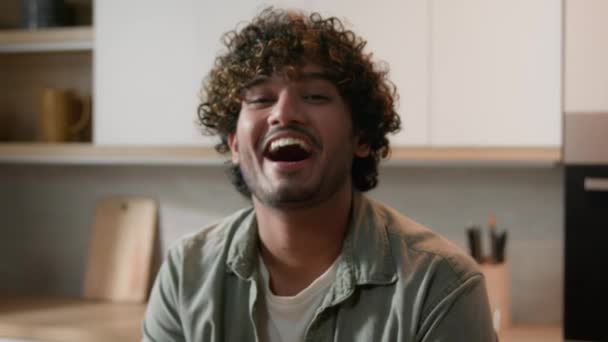 Šťastný Bezstarostný Legrační Arabský Muž Pohled Kameru Kuchyni Smích Upřímný — Stock video