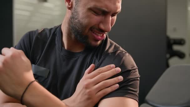 Afroamerikaner Multiethnisch Traurig Verärgert Müde Sportliche Mann Fühlen Schulterschmerzen Schmerzen — Stockvideo