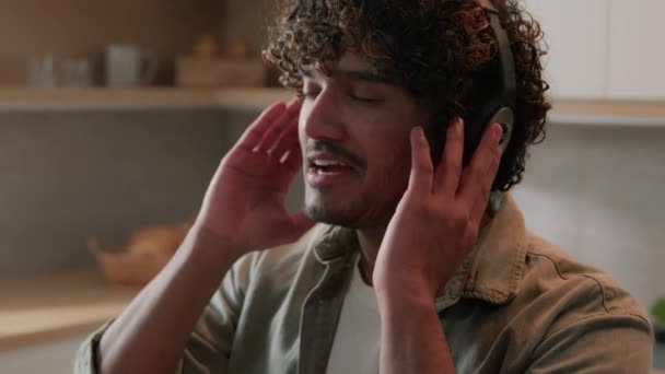 Indiano Relaxado Com Auscultadores Ouvir Música Dançar Cozinha Homem Árabe — Vídeo de Stock