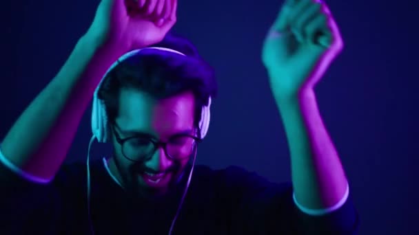 Glücklich Lächelnder Arabischer Typ Mit Kopfhörern Der Musik Hört Und — Stockvideo