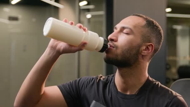 Cansado Hombre Deporte Multirracial Afroamericano Beber Agua Botella Deportes Después — Vídeos de Stock