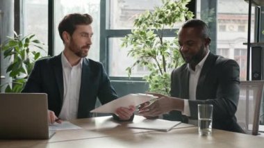 İki farklı çok ırklı işadamı anlaşma imzalarken başarılı iş anlaşmaları el sıkışıyor. Çok ırklı erkek ortaklar toplantısı için el sıkışma tatmin edici kredi yatırım sözleşmesi imzala