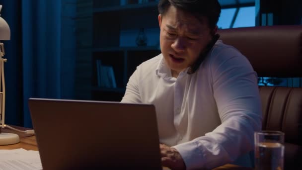 Müde Wütend Asiatische Geschäftsmann Sprechen Mobiltelefon Der Nacht Büro Überprüfen — Stockvideo