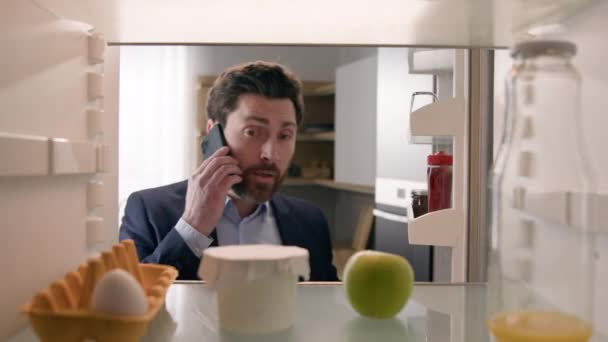視点Pov冷蔵庫内白人ビジネスマンの雇用主忙しい男オープン冷蔵庫で1個の卵 アップルとジュースの空のボトル電話で製品を呼び出しますモバイルフードデリバリーサービス — ストック動画