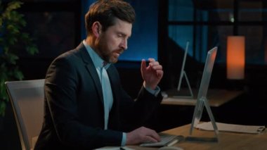 Gece vardiyasında çalışan iş adamı fazla mesai yapmaktan yoruldu. Orta yaşlı, yorgun, beyaz bir adam. Göz yorgunluğu çekiyor, gözleri ovalıyor.