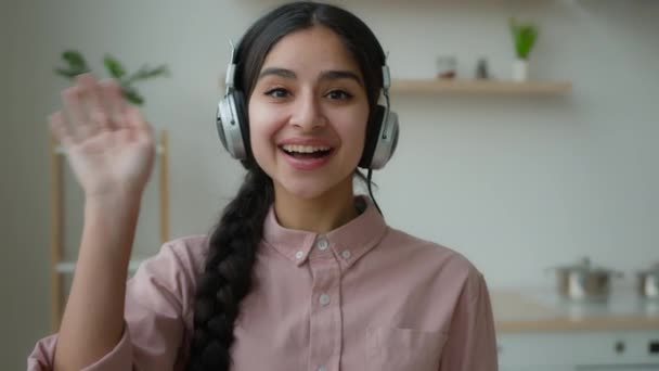 Вебкам Бачить Усміхнену Арабську Дівчину Навушниках Щасливу Етнічну Індіану Студентку — стокове відео