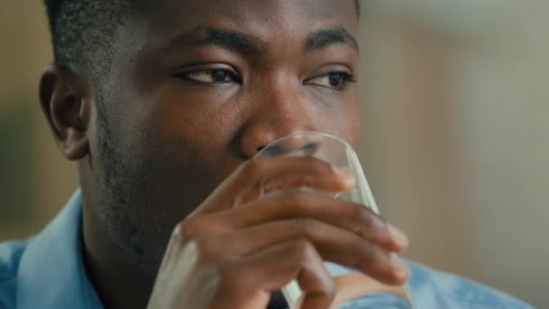 Close Afro Amerikaanse Etnische Man Doordachte Zakenman Drinken Glas Water — Stockvideo
