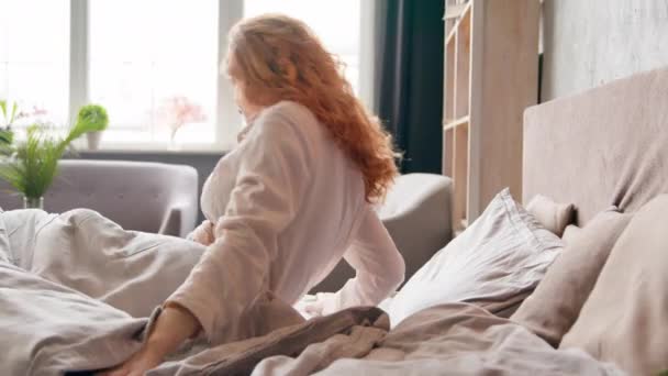 柔らかい整形外科のマットレスの居心地の良いベッドで朝目を覚ます白人女性は新しい日を開始します 女の子起きていますでホテルの家のベッドルーム取得から健康な睡眠ストレッチ体不眠症回復 — ストック動画