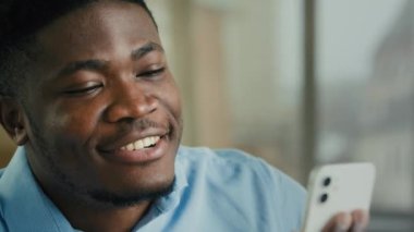 Afrikalı Amerikalı yönetici ajan konuşuyor. Cep telefonu görüşmeleri. Cep telefonu görüşmeleri. Ofiste çoklu etnik çeşitlilikte iş adamı.