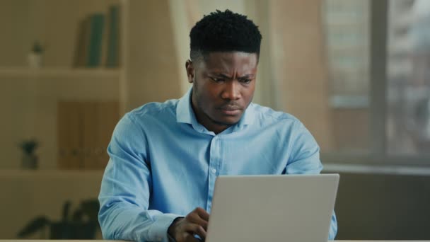 動揺は 自宅のオフィスでアフリカ系アメリカ人の男の民族悲しいビジネスマンの仕事のラップトップを強調フラストレーション怒っている労働者の起業家のブローカーは コンピュータビジネスプロジェクトの失敗の仕事の破産でインターネットを失った — ストック動画