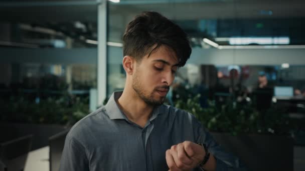 Sinirli Hintli Arap Adam Kol Saati Kontrolüne Bak Ofiste Sinirli — Stok video