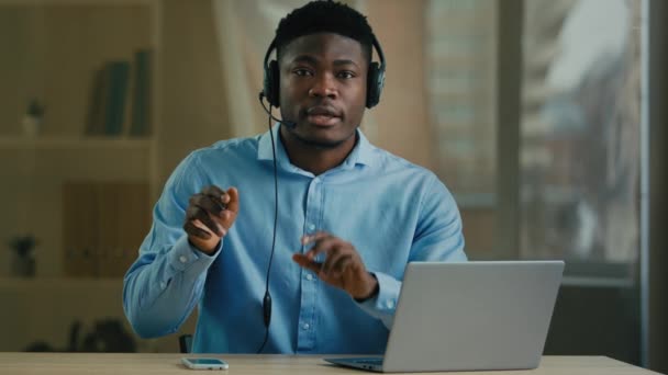 Webcam Widok Afroamerykanin Biznesmen Człowiek Internet Nauczyciel Trener Słuchawki Laptopem — Wideo stockowe