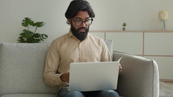 Вчитель Інтернету Окулярах Муслім Хлопець Індійського Арабського Бізнесмена Говорить Про — стокове відео