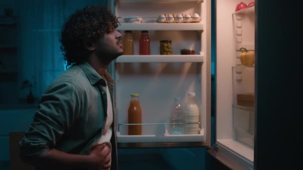 Hintli Arap Erkek Gecenin Karanlığında Mutfakta Spanyol Erkek Buzdolabını Buzdolabını — Stok video