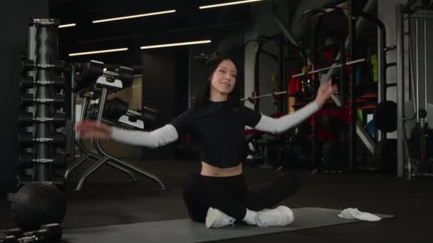Šťastná Fit Žena Sportovním Oblečení Trénink Boční Ohyb Cvičení Aktivní — Stock video