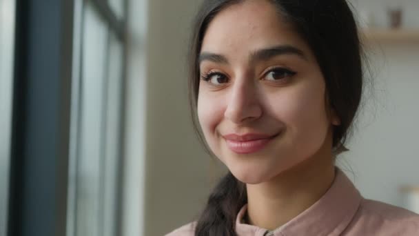 Headshot Szczęśliwy Arabski Indyjski Etniczny Millennial Kobieta Student Dziewczyna Bizneswoman — Wideo stockowe