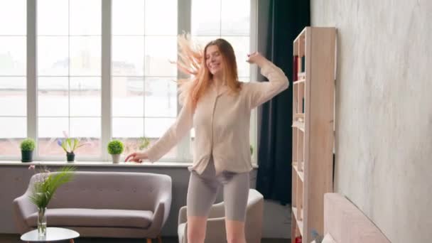 Plan Mobile Femme Locataire Propriétaire Stupide Funky Femme Caucasienne Pyjama — Video