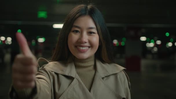 Mujer Asiática Feliz Chica Hembra Muestra Dedo Pulgar Hacia Arriba — Vídeos de Stock