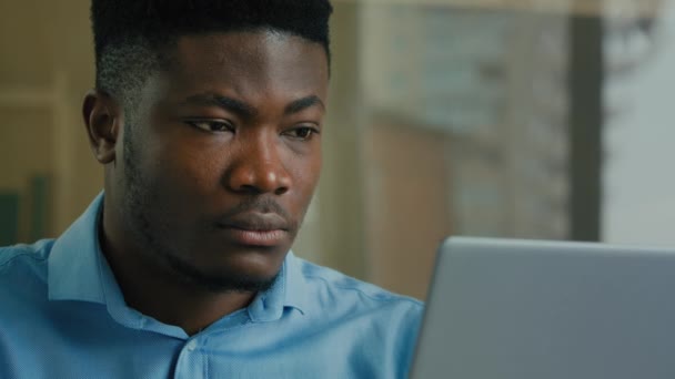 Afrikai Amerikai Üzletember Alkalmazott Szakmai Menedzser Dolgozik Laptop Számítógép Otthoni — Stock videók