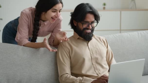 Arabian Muslim Man Använda Laptop App Indisk Kvinna Bakom Make — Stockvideo
