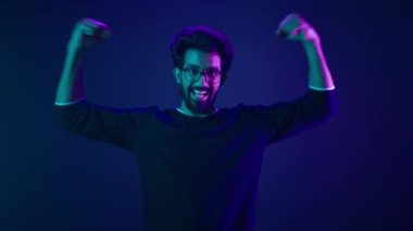 Komik Hintli zayıf adam el ele tutuşuyor kas pazıları spor güçlü vücut geliştirici ultraviyole neon arka plan gururlu şampiyon verimli güvenlik kodlama seviyesini yükseltti