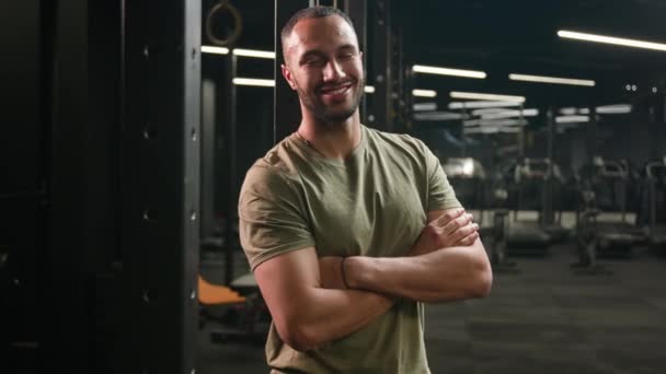 Lächelnd Posiert Ein Afroamerikanischer Fitnesstrainer Mit Verschränkten Armen Fitnessstudio Latino — Stockvideo