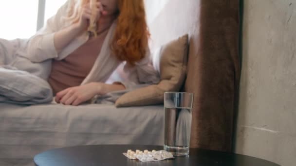 Vaso Agua Píldoras Curación Medicamentos Mesa Dormitorio Mujer Enferma Borrosa — Vídeo de stock