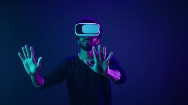 Metaverse Virtual Reality Cyberspace World Man Play Game Playing Guy — Stockvideo