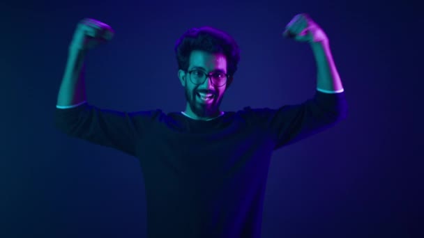 Смешной Индийский Мужчина Стройный Парень Дурачится Показать Руки Мышечные Бицепсы — стоковое видео