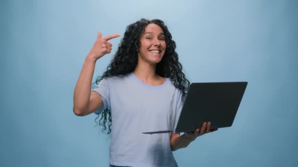 가리키는 컴퓨터에 컴퓨터 포인트 검지를 아라비아 여학생 스튜디오 배경에 온라인 — 비디오