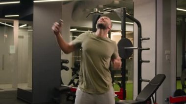 Heyecanlı mutlu Afrikalı Amerikalı antrenör jimnastik hocası sporcu sporcu erkek sporcu spor kulübü şampiyonu cep telefonu kazananı internet üzerinden iyi haberler elde et spor bahsi kazan