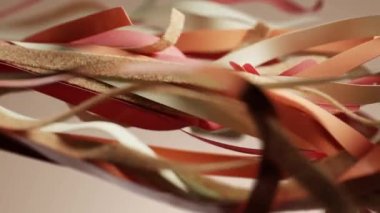 Soyut arkaplan işletme okulu sunumu dijital duvar kağıdı arkaplan başlığı reklamı. 3D animasyon turuncu ipek kurdele çizgiler kumaş katmanlar saten doku dalgalanan tekstil moda