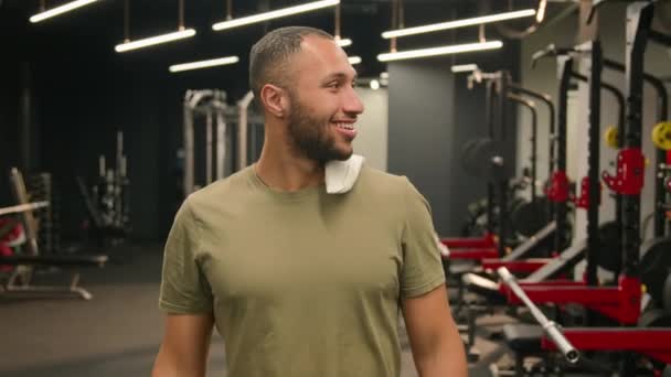 Sorrindo Afro Americano Homem Atlético Muscular Personal Trainer Esporte Clube — Vídeo de Stock
