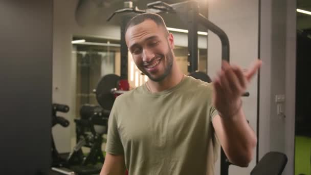Sorridente Uomo Afroamericano Personal Fitness Trainer Invitano Palestra Allenamento Sportivo — Video Stock