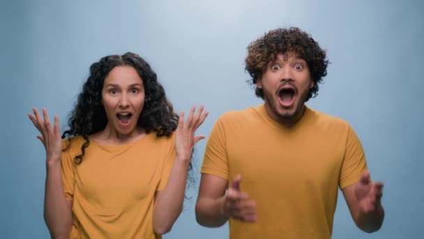 Funny Couple Amazed Blue Studio Background Portrait Latino Hispanic Woman — Stock Video