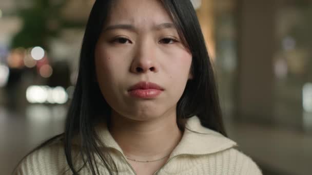 閉じるヘッドショット悲しい絶望的なアジアの女性中国人韓国人女性動揺欲求不満少女心配関係問題悲しみ差別人種差別うつ病肖像画だけで不幸な女性屋内 — ストック動画