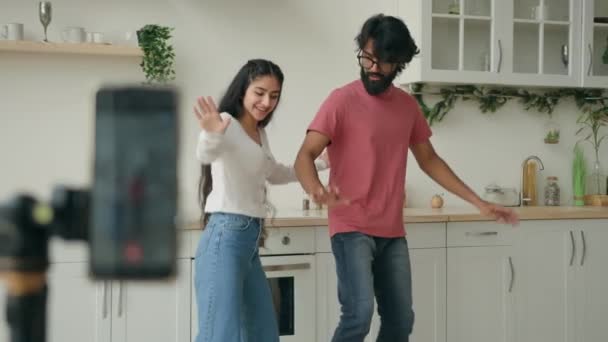 활동적 블로거들 음악에 춤추는 인종의 아라비 댄서들 주방에서 비디오 클립을 — 비디오