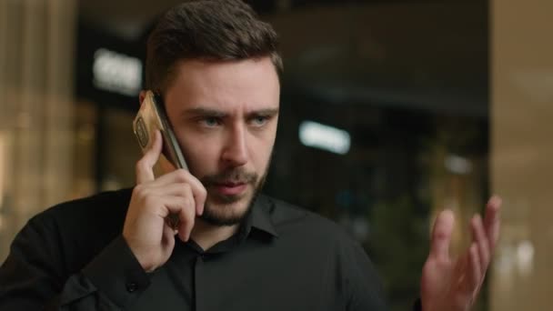 Pengusaha Yang Kesal Pria Kaukasia Berbicara Telepon Genggam Pusat Perbelanjaan — Stok Video