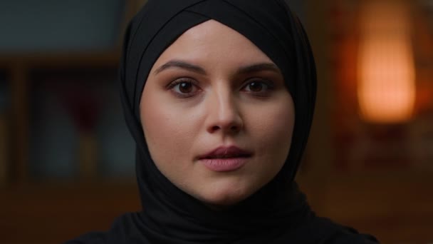 Голова Застрелила Арабскую Мусульманку Исламскую Молодую Девушку Чёрном Хиджабе Ближневосточного — стоковое видео