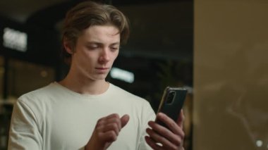 Hayal kırıklığına uğramış, üzgün, stresli, Kafkasyalı, alışveriş merkezinde cep telefonu arızası, akıllı telefon borcu, elektronik telefon kazası, müşteri müşteri telefonu kaybı.
