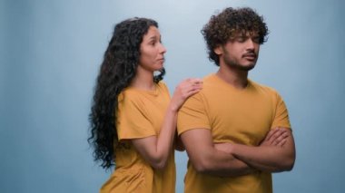 Arap erkeği gücendirdi Hintli koca erkek Latin Latin Latin kadın kız arkadaşı görmezden geldi kavga sonrası özür diledi özür diledi stüdyo mavi arka planda özür diledi