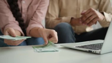 Avroyu sayan tanınmamış kadın para dağıtır nakit maaş finansman aile bütçesi planlama kadın eli değmiş masadaki banknotları online iş ekonomisi ile birlikte sayar