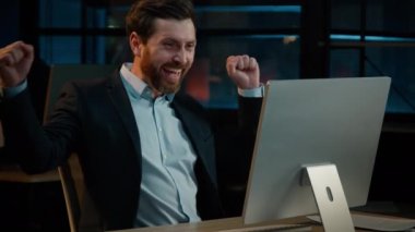 Mutlu Kafkasyalı adam orta yaşlı iş adamı girişimci erkek bilgisayar kazananı iş başarısını kutlamak için online ödülü kazandı dans etmeyi teklif etti