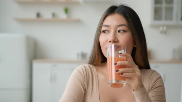 China Mujer Coreana Beber Zumo Naranja Melocotón Casa Cocina Soñando — Vídeo de stock